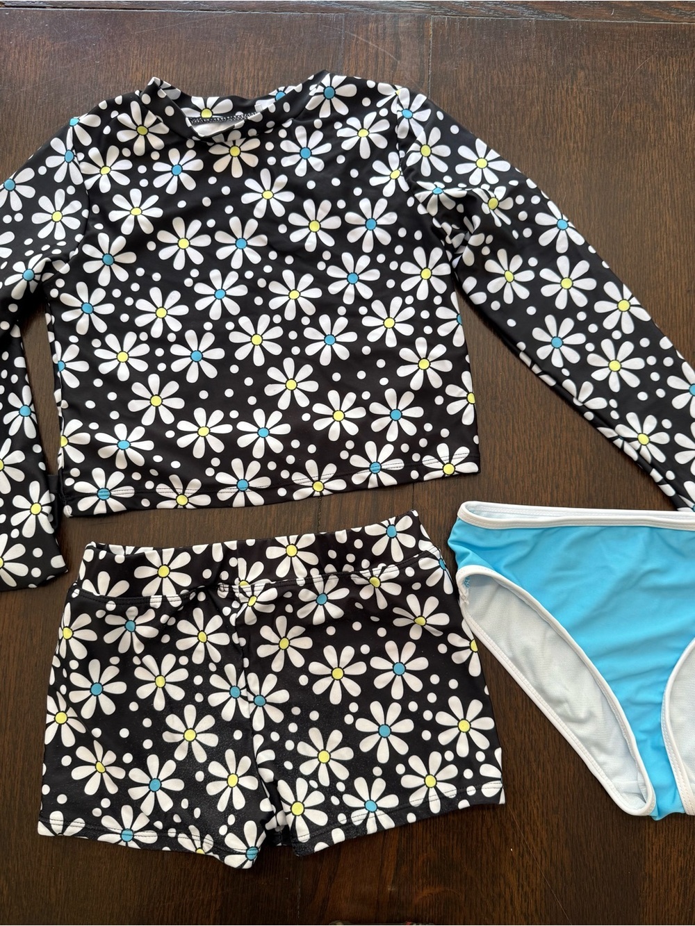 NWOT Banana Boat  Black White Daisy Print Kids Rashguard 3 Pc Set Blue Accent